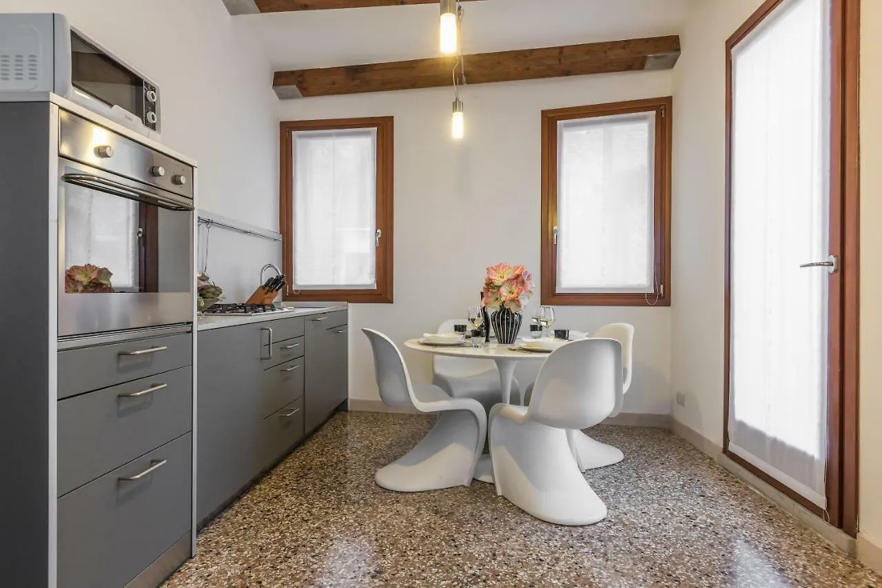 Ca' Della Frutta Venetian Apartment 0*, Venice